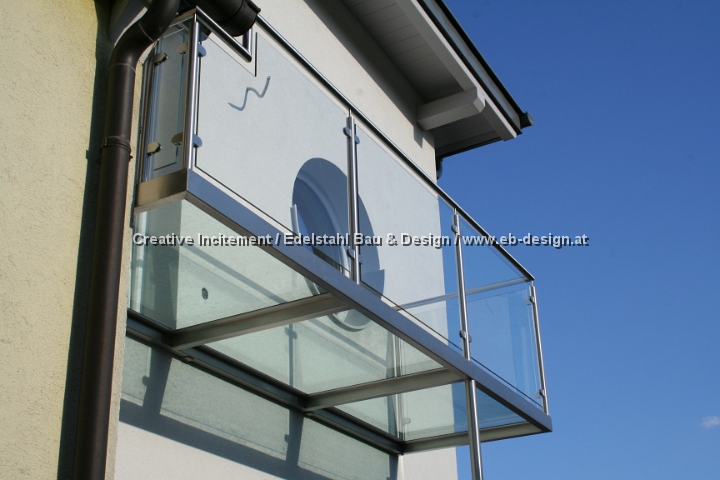 Balkon mit begehbarem Glasboden und Glasgelnder