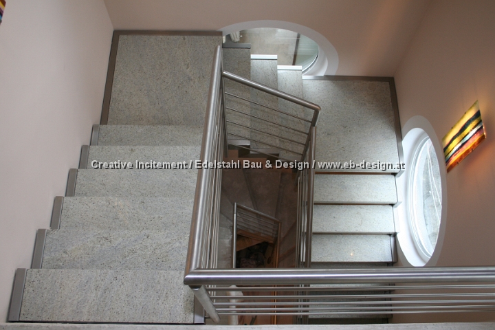 Treppe mit Gelnder und Granitstufen