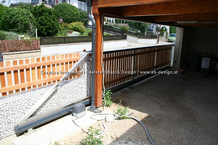 Carport mit freitragendem Schiebetor aus Edelstahl gesichert