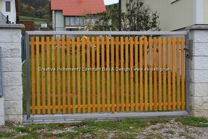 Tor aus Edelstahlrahmen mit Holzfllung