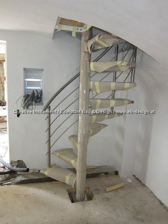 Gedrehte Treppe mit Gelnder und Holzauftritte