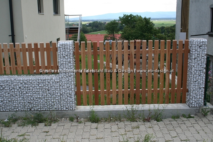 Zaun aus Gabionen in Edelstahl mit Lärchenholzfüllung