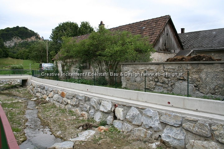 Zaun aus Gabionen in Edelstahl mit Lärchenholzfüllung